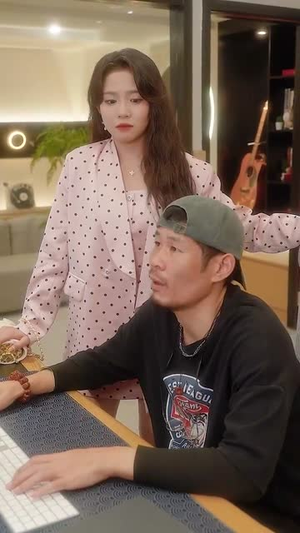 从观众席到舞台,吓懵现场歌手(91集) 从观众席到舞台,吓懵现场歌手(91集)温柔追捕短剧