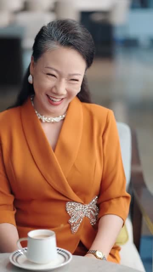 她在楼道里啃馒头,我不忍了(68集) 她在楼道里啃馒头,我不忍了(68集)抢先看热门短剧